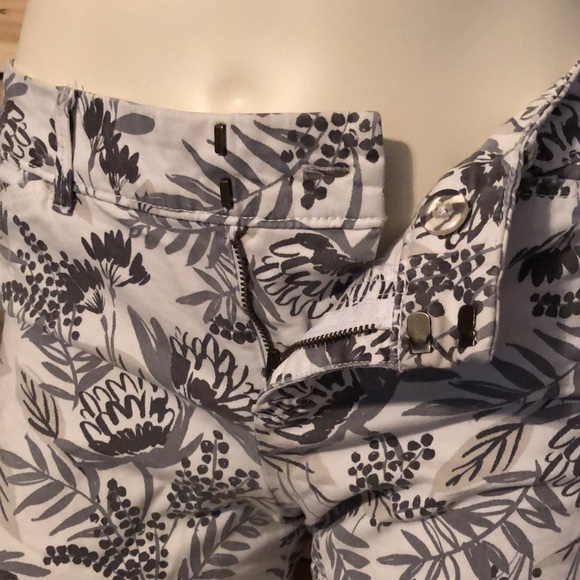 Grey and white floral print shorts (size 2) - Picture 2 of 8